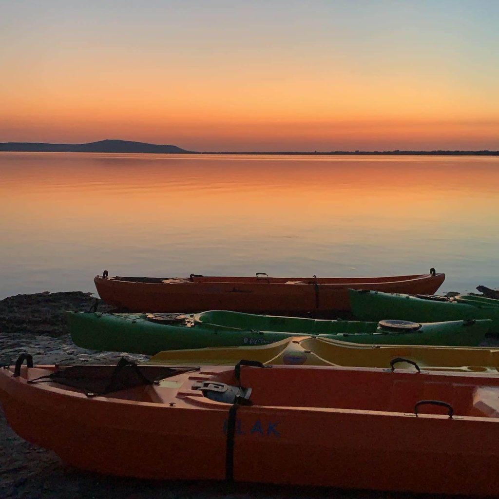 tramonto sul lago di Varano in kayak